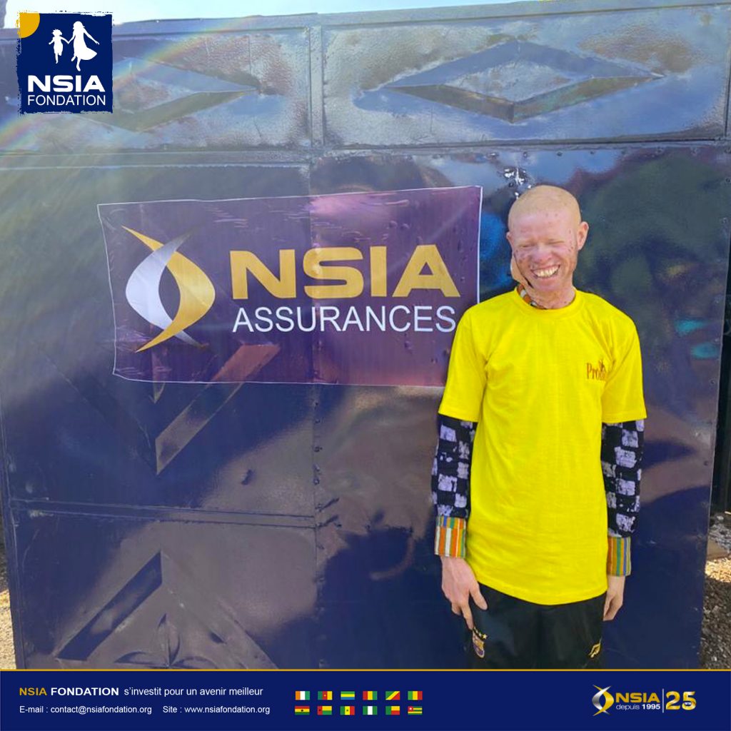 The young Abdoulaye BALDE, Albinos of his state who sold refill cards and water bags at the roadside and under the sun was spotted by the authorities NSIA Assurances Guinea.