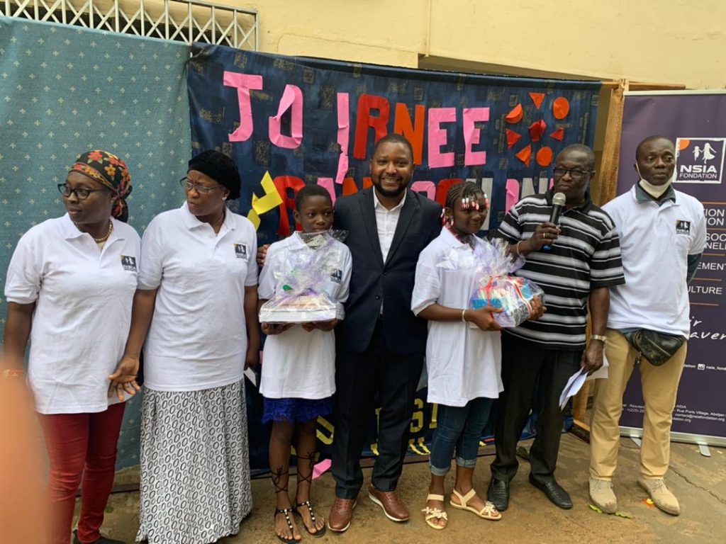 la FondationNSIA à récompensé les meilleures jeunes filles du groupe scolaire FRELEC de Yopougon.